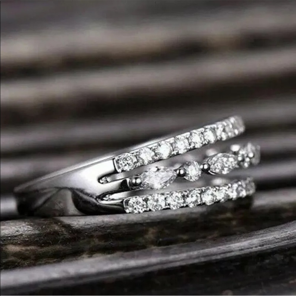 NEW 925 STERLING SILVER ENGAGEMENT RING, CUTE RING, SHINY RING. - Picture 3 of 4